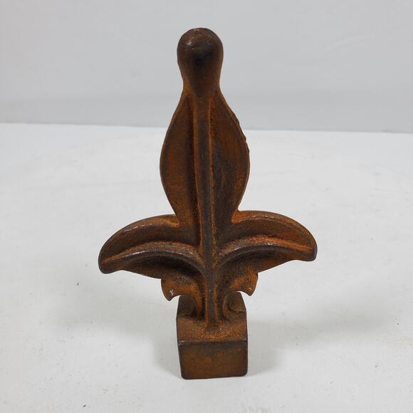 Vintage Fleur de Lis Finial 5.5 Inch Pointy Rusty Patina Cast Iron - Picture 1 of 5